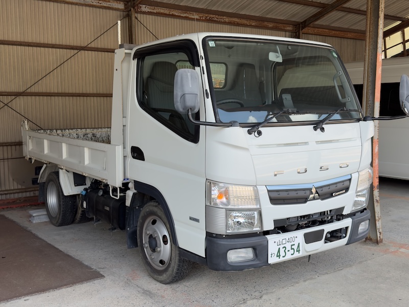 2T低床ダンプ3人乗り